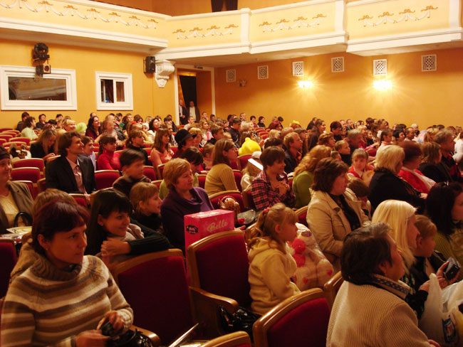 Зал Украинского музыкально-драматического театра г. Луганск