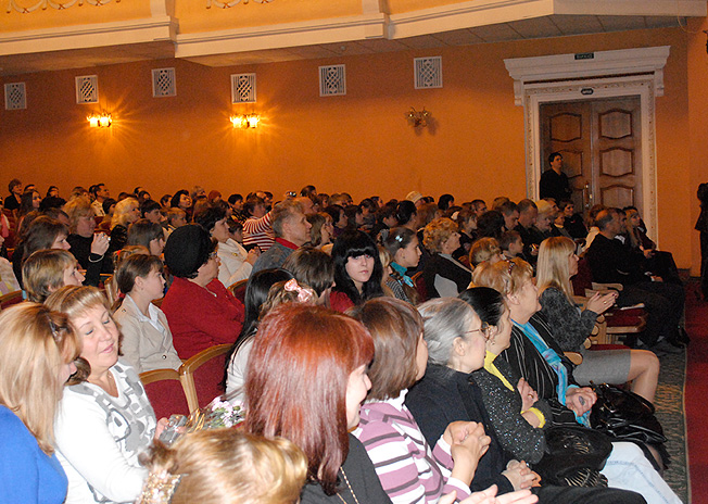 Зал Луганского Украинского Музыкально-Драмматического Театра