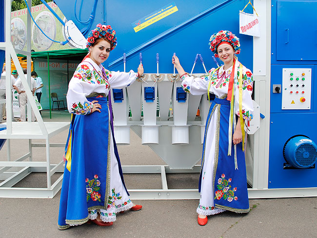 Украинские девушки в национальной одежде
